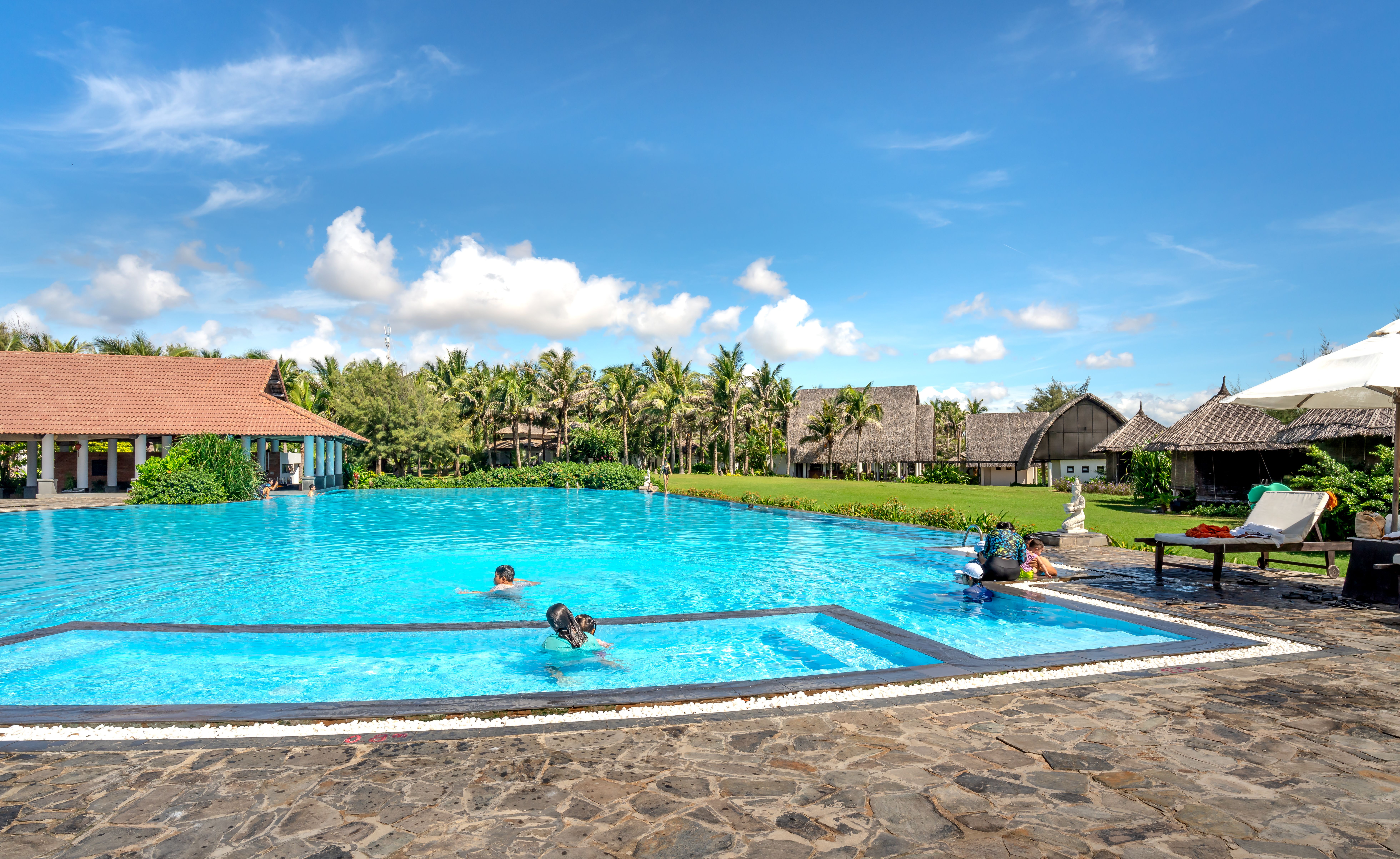 Crystal clear swimming pool maintained by Complete Pool Maintenance